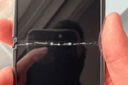 First look at a defective Samsung Galaxy Z Flip - It "cracked" as user flipped the phone