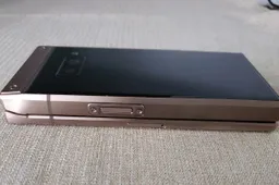 Samsung W2019 flagship flip-phone leaked in these images