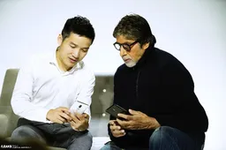 OnePlus 6 Sandstone White and Glossy Black leak through Pete Lau hands