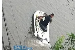 Tianjin's "motorboat brother" Jet-skier Makes Waves!