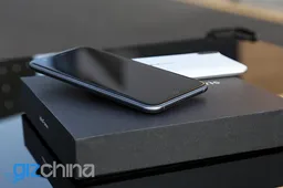 Ulefone Paris compared to the iPhone 6 in a short video