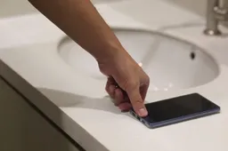 Watch: The Elephone S8 can scan through wet fingerprints?