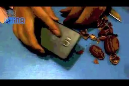 Watch the JiaYu G3 Smash Walnuts with its Screen!