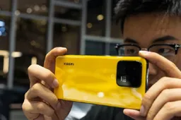 Xiaomi tackles Apple and Samsung with its $1000 device