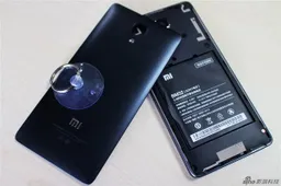 Removing the rear of the Xiaomi Mi4 is super easy!