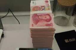 Spy photos shows stack of money and an unlikely Mi Pad 2