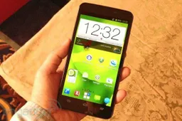 ZTE shows off 5.7-inch Grand Memo in Hong Kong