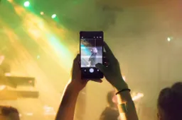 The Return of the Lens — Why Hardware is Reclaiming the Smartphone Crown