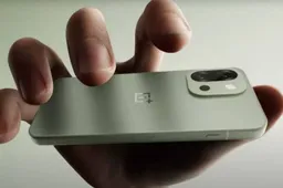 OnePlus 13s Packs Flagship Power Into a Surprisingly Compact Body
