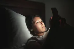Top reasons why you should not use your phone in the dark