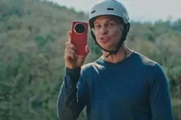 Honor Proves Magic V6 Durability by Literally Hanging Someone from the Fold!