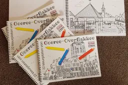 kleurboeken op de grond