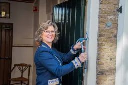 de burgemeester opent de tentoonstelling