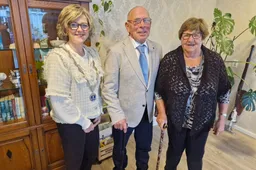 Burgemeester met echtpaar Coolbergen-Van Otzel