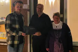 Foto Geert-Jan Naberman zet mantelzorger Piet Grinwis uit Ouddorp in het zonnetje