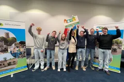 Jeugdraad Ooltgensplaat samen met burgemeester Ada Grootenboer