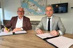 Foto voor bij persbericht waterschap en gemeente GO starten onderzoek naar wegenoverdracht links Van Oorschot rechts Van Putten