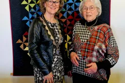 foto bezoek burgemeester aan mevrouw Drenthe-Hoogendijk