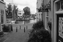 Doorkijkje naar de haven van Middelharnis van Hans de Zwart