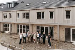 Menheerse Erf feliciteert alle eerste bewoners rijw De Klaproos
