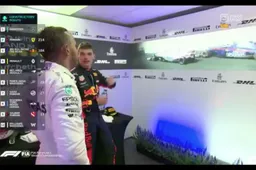 Lol! Zo reageerde Hamilton op de mislukte start van Vettel!