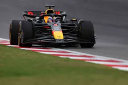 Verstappen rijdt concurrentie op een hoop en grijpt vijfde pole op rij