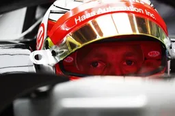 Magnussen houdt zijn poot stijf en sterft liever in zijn auto