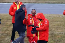 Hamilton geëmotioneerd door Ferrari-debuut: 'Beste gevoel van mijn leven'