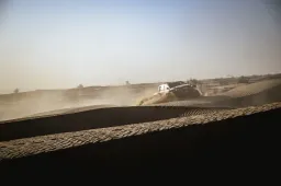 Nederlander crasht hard in Dakar Rally: ‘Hij had wel dood kunnen zijn’