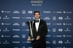 Verstappen ontvangt in Rwanda trofee voor vierde wereldtitel (foto)