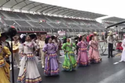 Teams worden voorzien van een Mexicaans sfeertje in de pitlane
