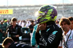 Mercedes desmente que Hamilton tenha largado troféu na festa da FIA
