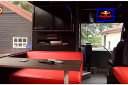 Een rondleiding in de Max Verstappen fanbus!