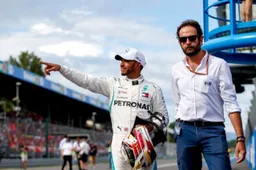 Hamilton dankt Bottas en Mercedes voor zijn overwinning