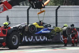Bearman en Albon raken elkaar in VT1: Williams hard de muur in