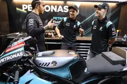 Lewis Hamilton krijgt warm onthaal in MotoGP paddock