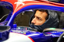 Ricciardo mistakes at start and gets five-second penalty