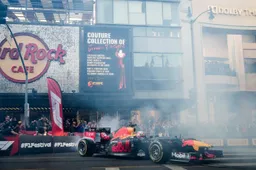 Verstappen scheurt door de straten van Hollywood