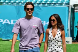 Russell enjoys underwater date with girlfriend Carmen Montero Mundt
