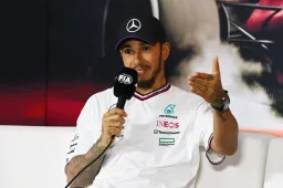 Hamilton gaf de moed al op: ‘Ik verdedig Verstappen niet eens’