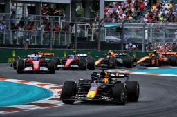 Verstappen verliest leiding aan Norris na blunder van de FIA