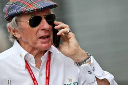 Sir Jackie Stewart is herstellende van een knie operatie