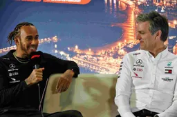 Mercedes trots op Hamilton: "Je ziet hem nergens iets vies uithalen op circuit"