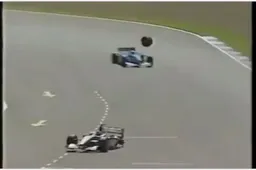 Billen knijpen met de gehele grid en kijkerswereld toen Hakkinen een wiel verloor!