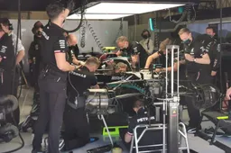 Problemen in de pits bij Mercedes, monteurs druk aan het sleutelen