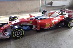 WOW! Rus bouwt de huidige Ferrari F1 wagen na met karton!