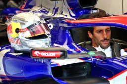 Ricciardo entende frustração de Pérez com questionamentos: "É implacável"