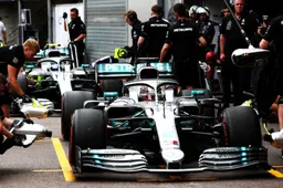 Hamilton en Ferrari op de bon voor te hard rijden in pitstraat