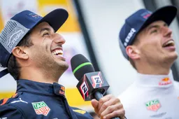 Max Verstappen en Daniel Ricciardo delen handtekeningen uit