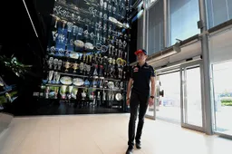 Video: Verstappen arriveert bij Redbull Racing
